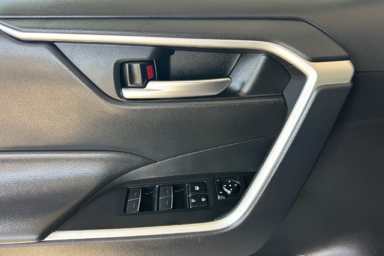 2025 Toyota RAV4 XLE 8
