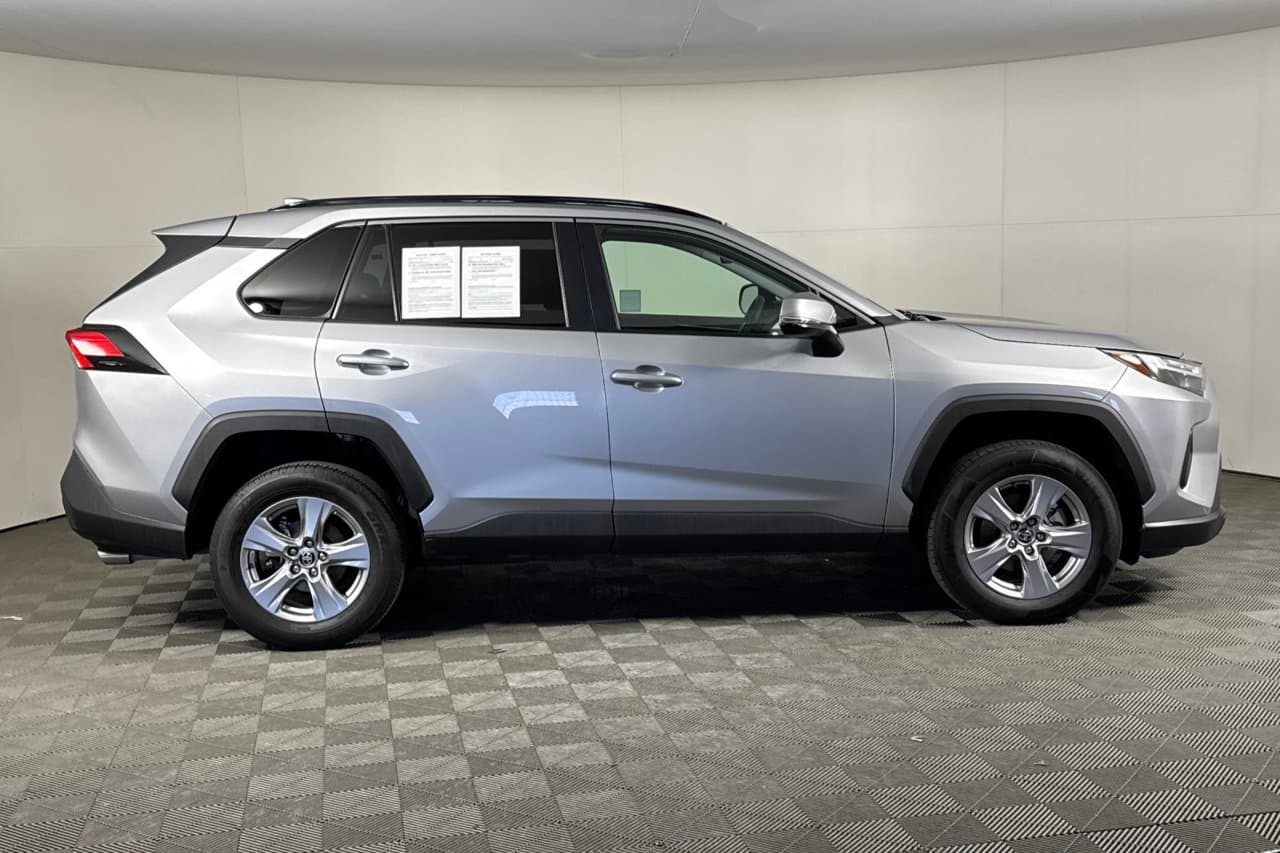 2025 Toyota RAV4 XLE 2