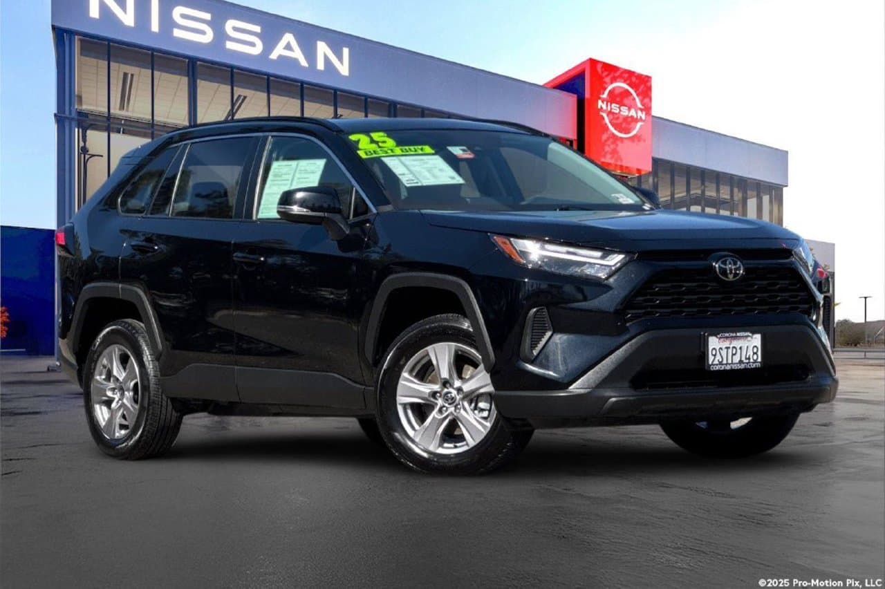 2025 Toyota RAV4 XLE 2