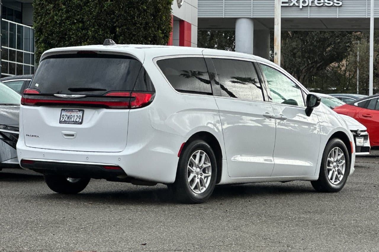 2025 Chrysler Pacifica Select 4