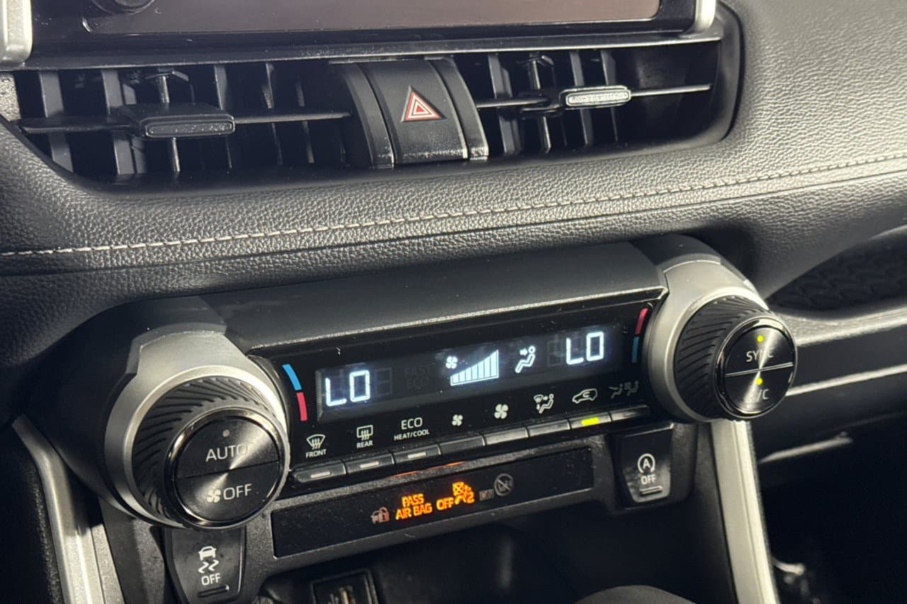 2025 Toyota RAV4 XLE 17