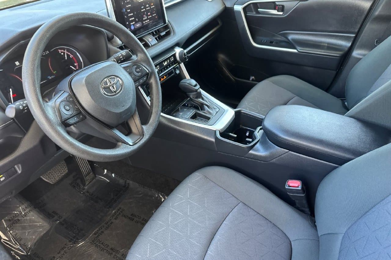 2025 Toyota RAV4 XLE 8