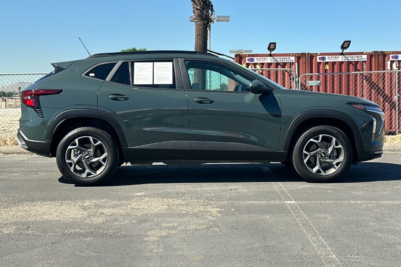 2025 Chevrolet Trax LT 2