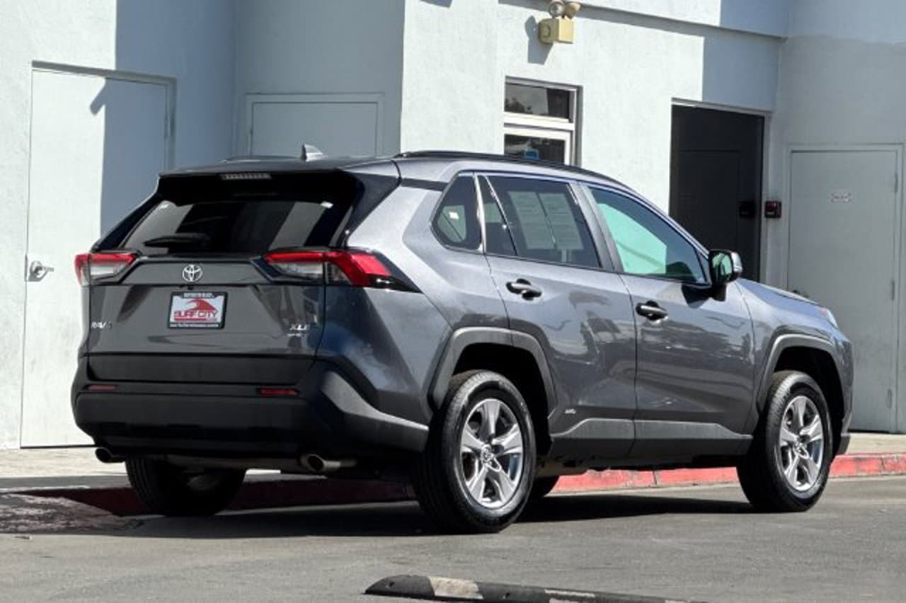 2025 Toyota RAV4 Hybrid XLE 4