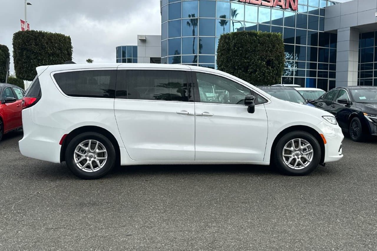 2025 Chrysler Pacifica Select 3