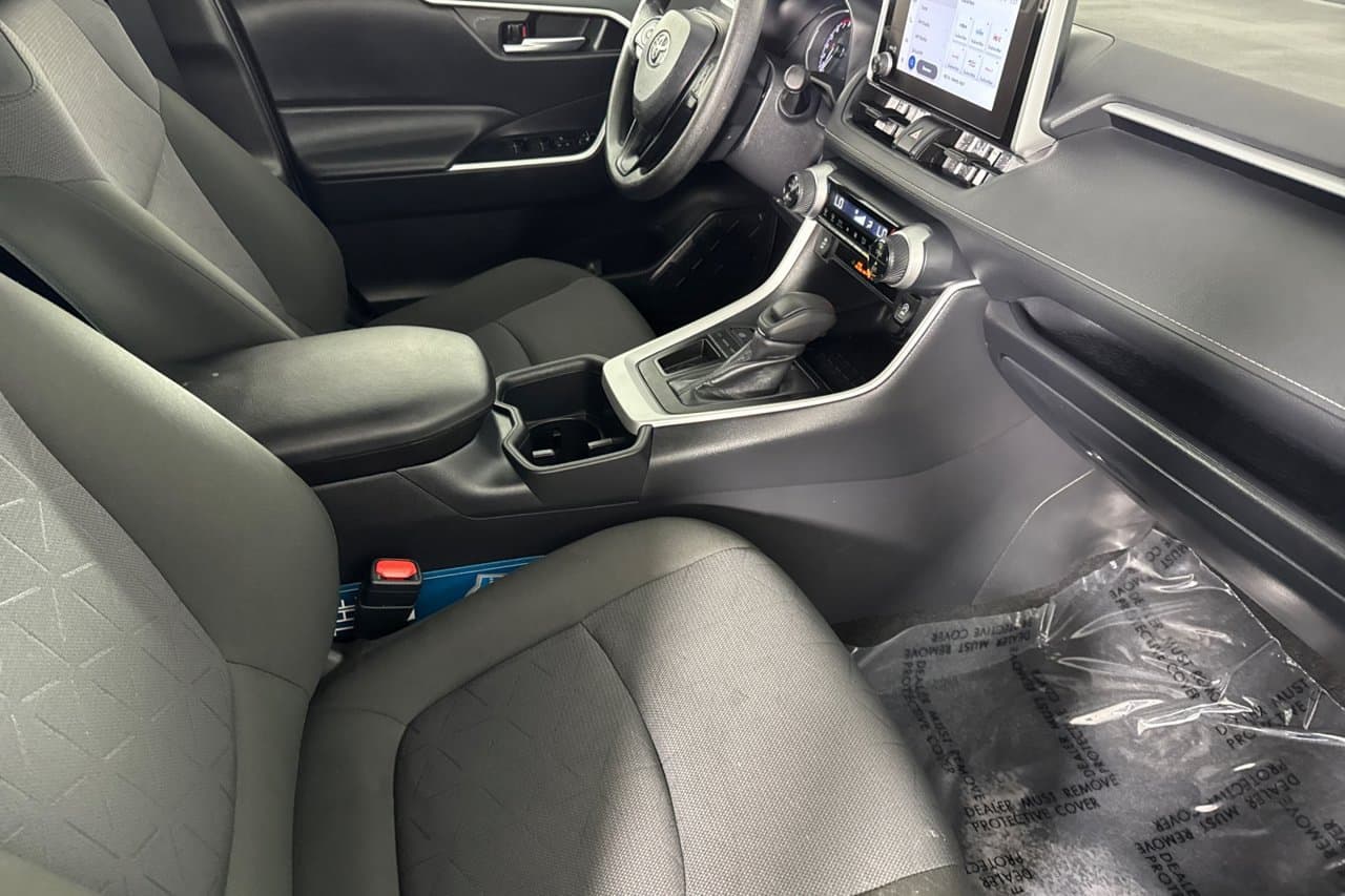 2025 Toyota RAV4 XLE 13