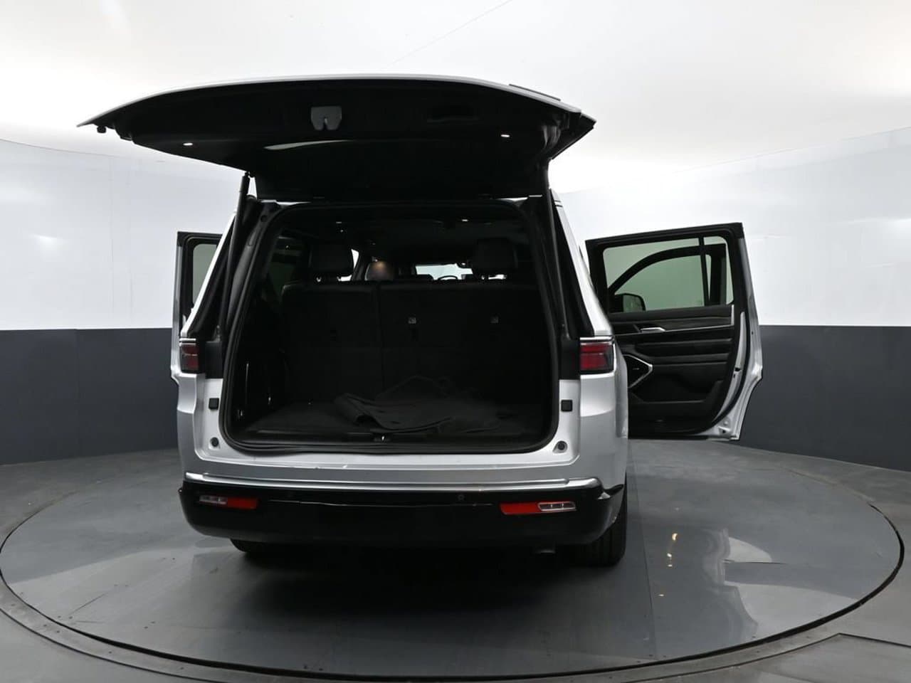 2024 Jeep Wagoneer Series III 28