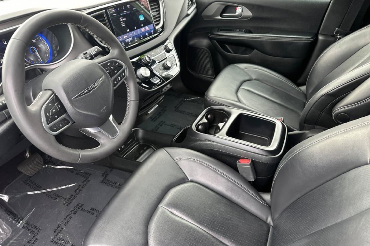 2025 Chrysler Pacifica Select 8