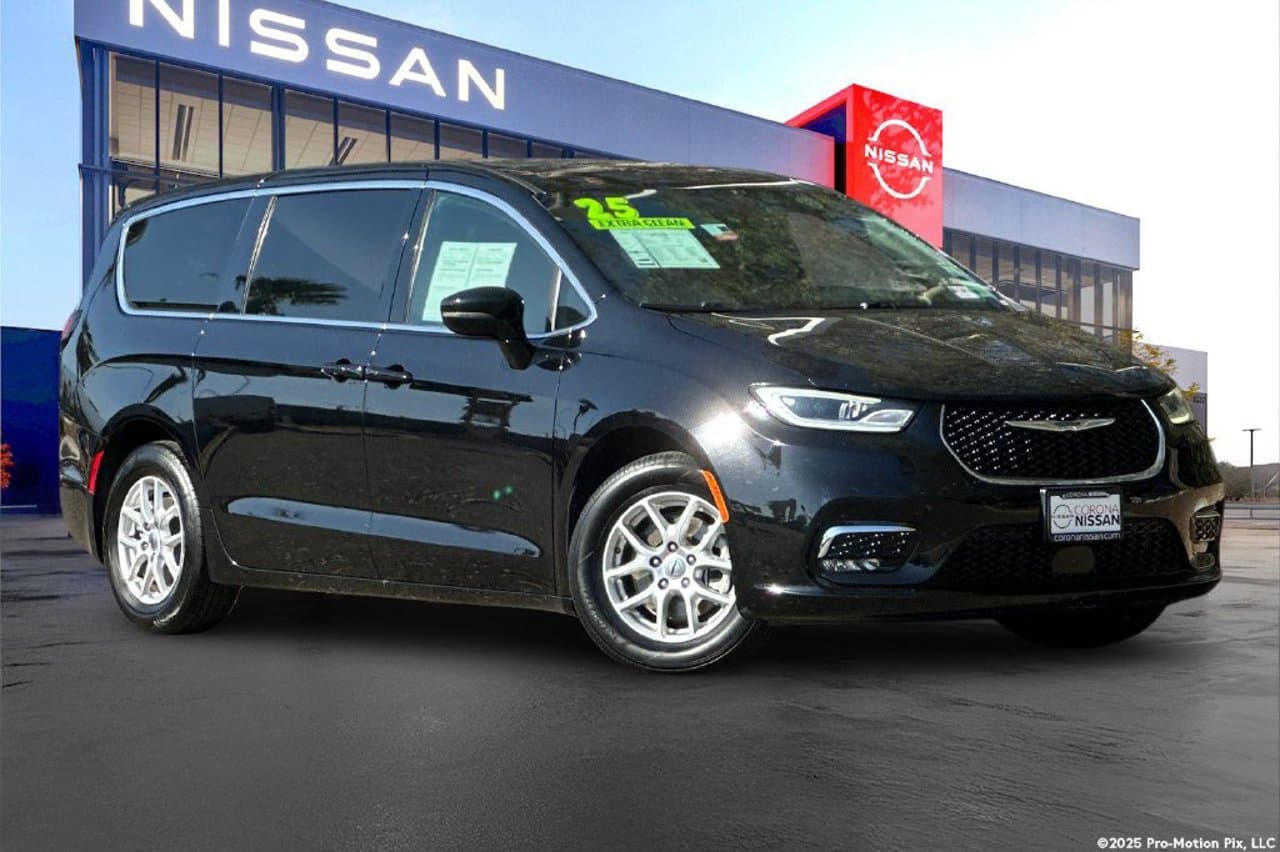 2025 Chrysler Pacifica Select 1