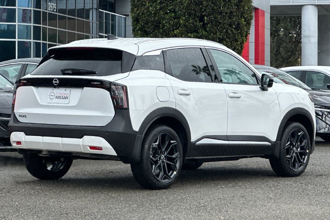 2027 Nissan Kicks SR 4