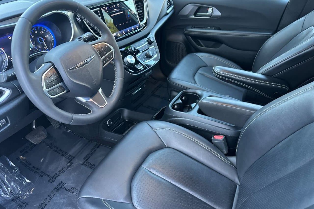 2025 Chrysler Pacifica Select 8