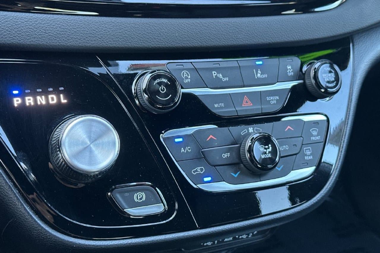 2025 Chrysler Pacifica Select 18