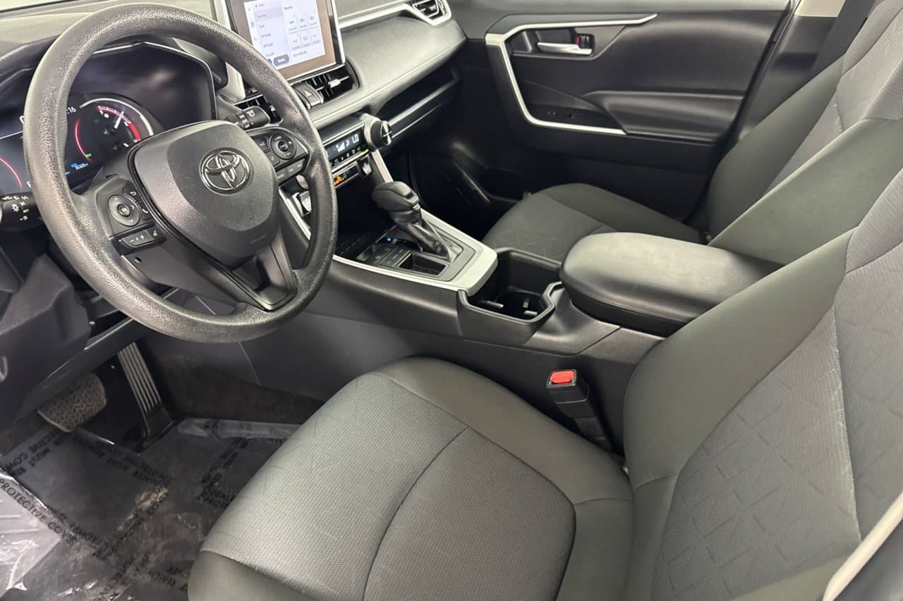 2025 Toyota RAV4 XLE 7