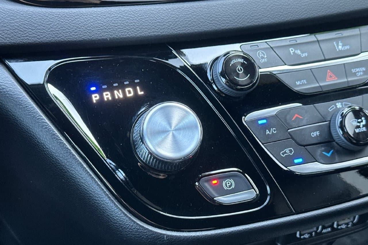 2025 Chrysler Pacifica Select 18
