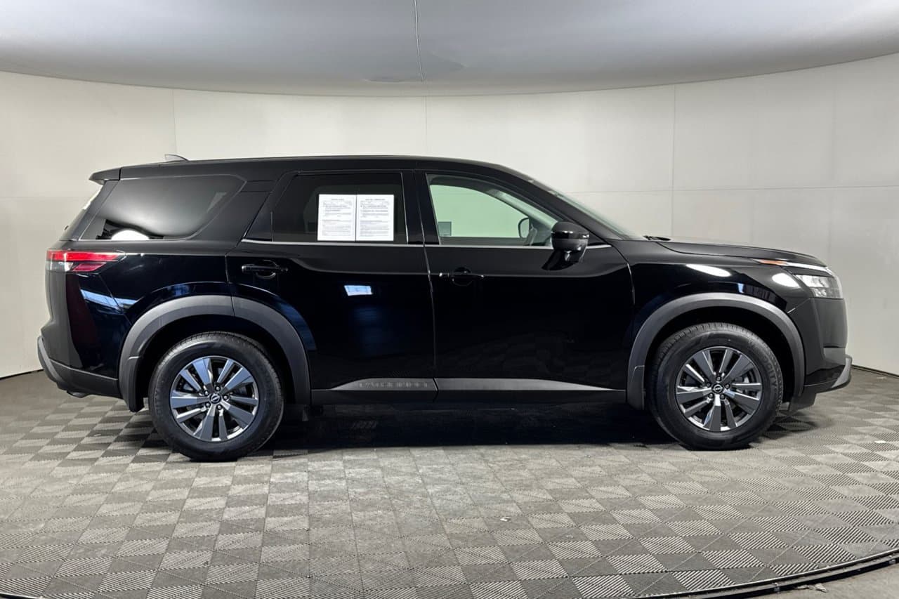 2024 Nissan Pathfinder S 2