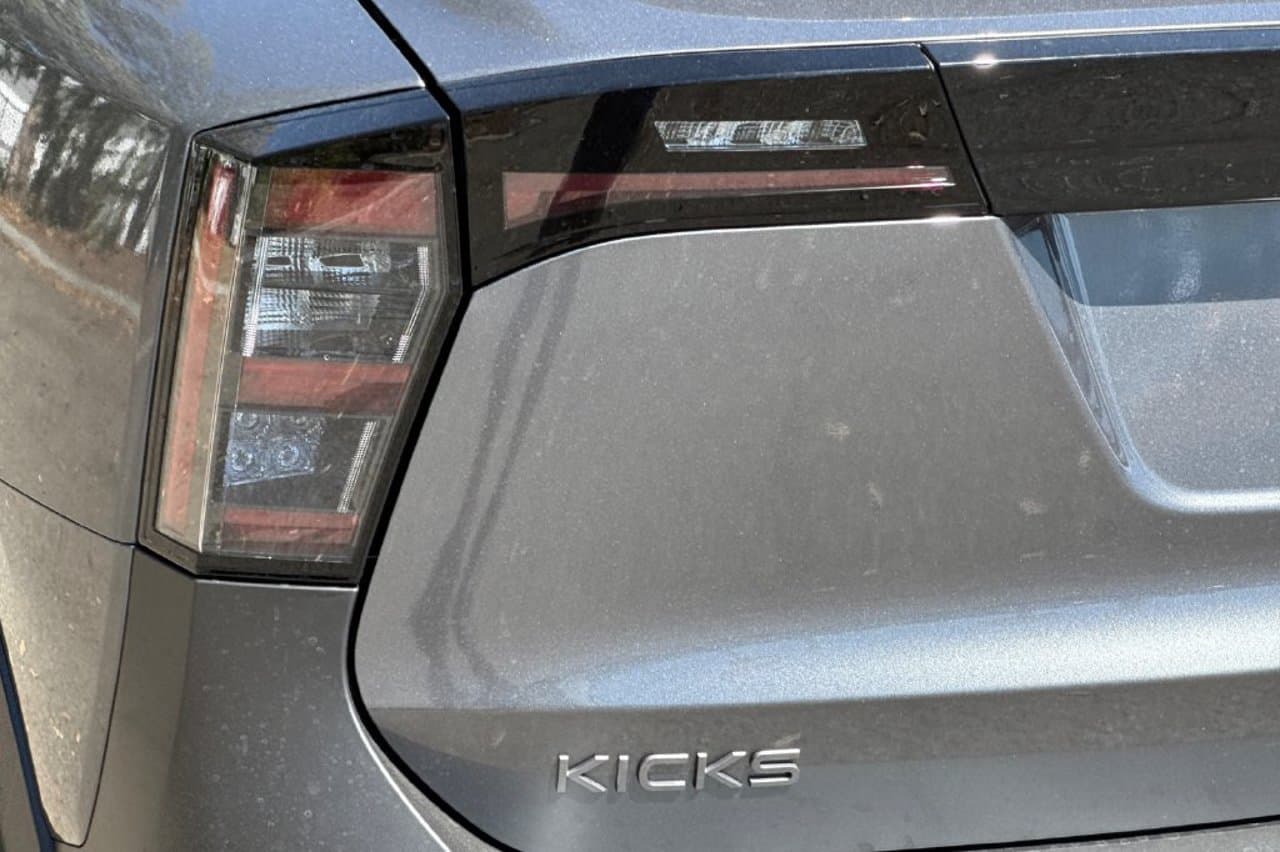 2027 Nissan Kicks S 23