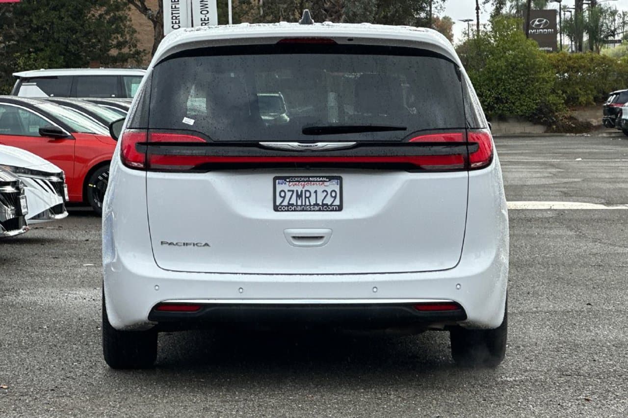 2025 Chrysler Pacifica Select 5