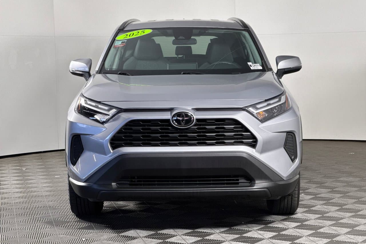 2025 Toyota RAV4 XLE 6