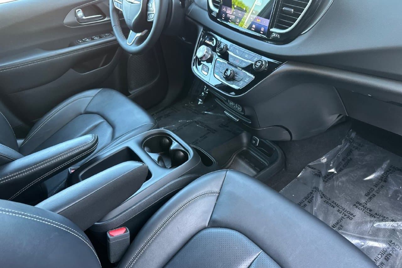 2025 Chrysler Pacifica Select 14