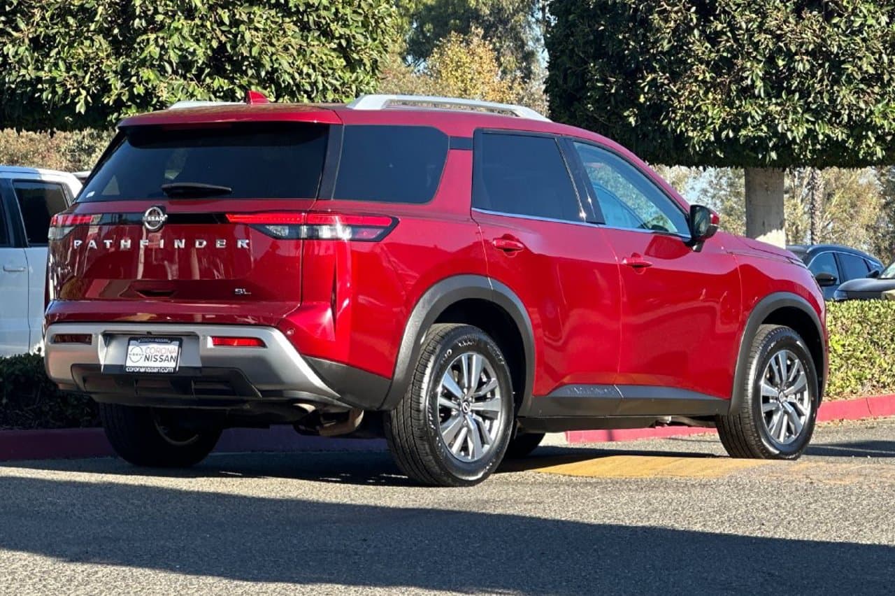 2025 Nissan Pathfinder SL 4