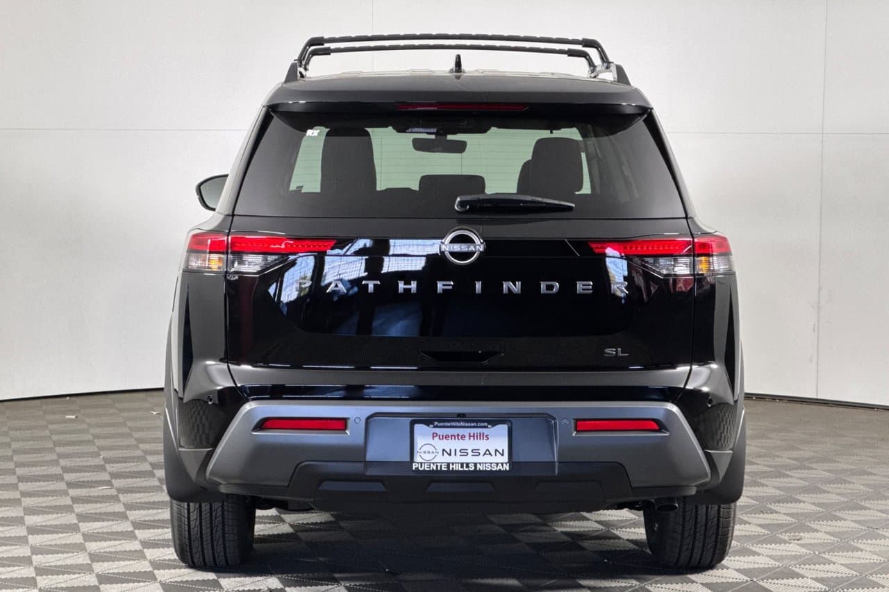2026 Nissan Pathfinder SL 4