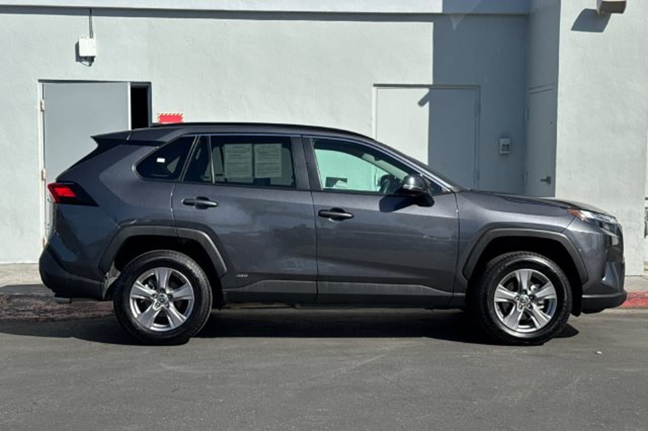2025 Toyota RAV4 Hybrid XLE 3