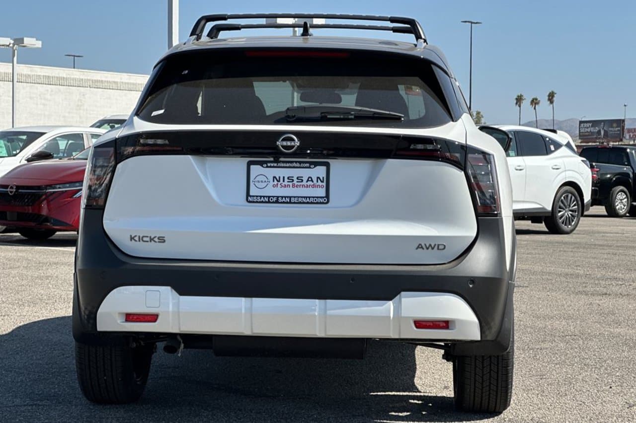 2027 Nissan Kicks SR 4