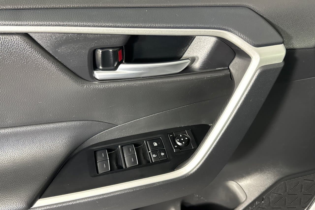2025 Toyota RAV4 XLE 8