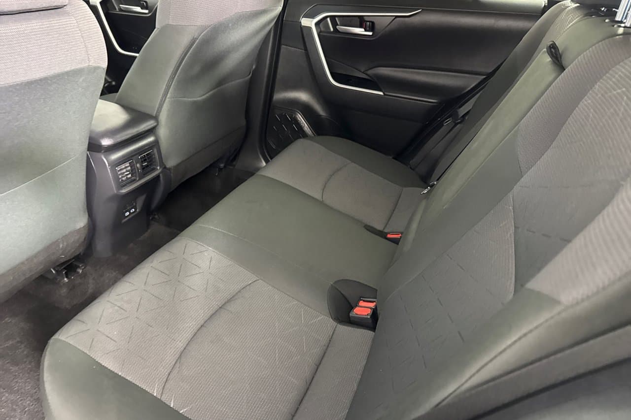 2025 Toyota RAV4 XLE 9