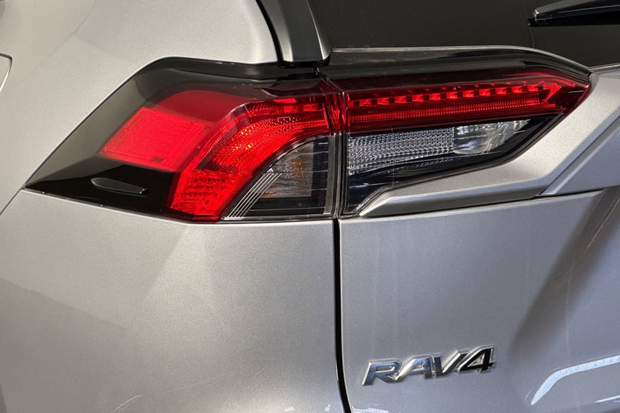 2025 Toyota RAV4 XLE 23