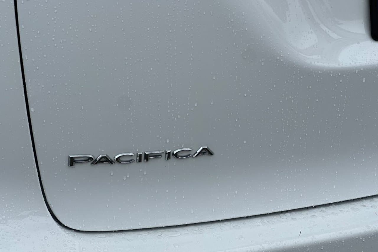 2025 Chrysler Pacifica Select 24